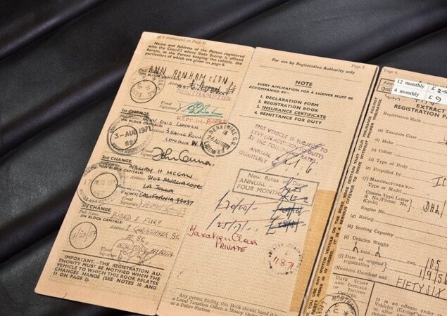 Detalhe da assinatura de Lennon quando ele comprou o carro