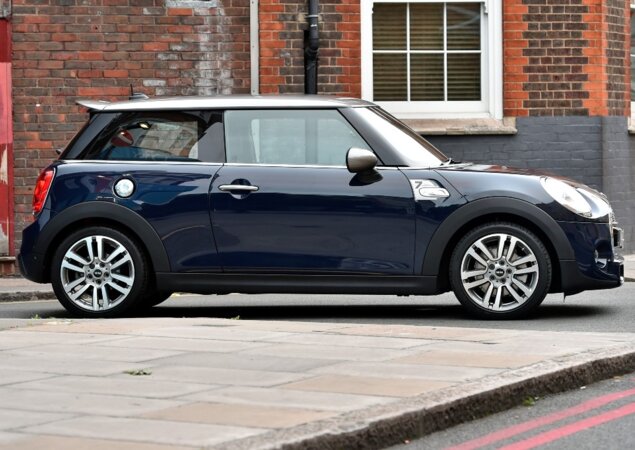 Modelo é oferecido na carroceria hatch de três portas