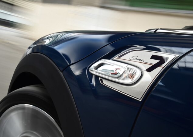 Detalhe do emblema "7" na lateral
