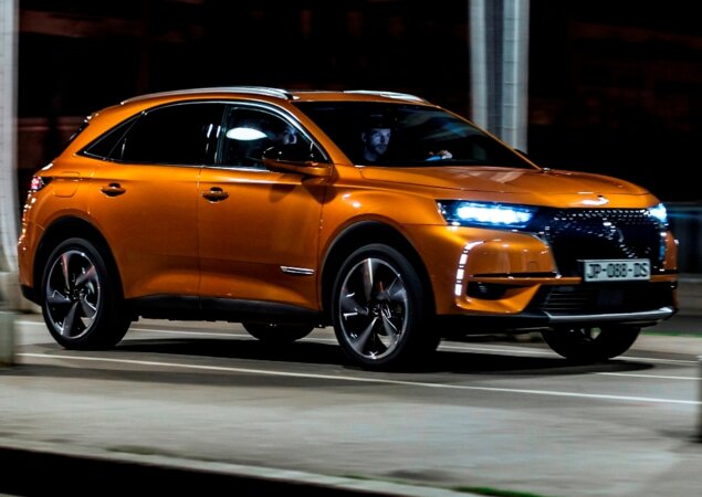 O DS7 Crossback traz controlador de velocidade que regula a distância do carro à frente e mantém o veículo dentro das faixas de rodagem