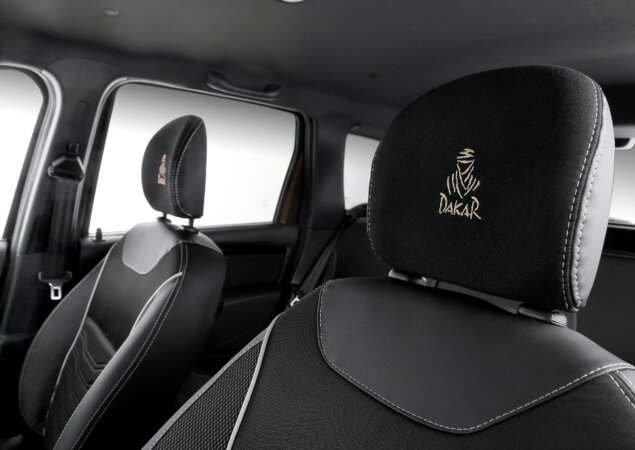 Volante e encostos de cabeça trazem o emblema do Dakar