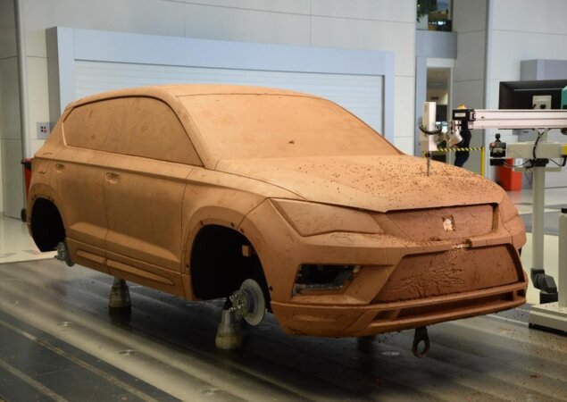 Modelo em tamanho real de argila revela as linhas finais do carro antes de envolver a produção definitiva