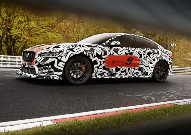 Ele possui motor V8 5.0 de 600 cv , o mais potente já feito pela Jaguar Land Rover