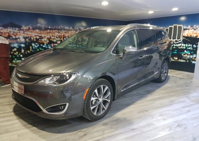 Chrysler Pacifica aposta no luxo e espaço para sete pessoas