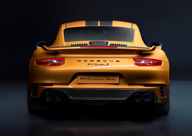 A traseira do 911 Exclusive Series exibe saídas quadruplas de escape