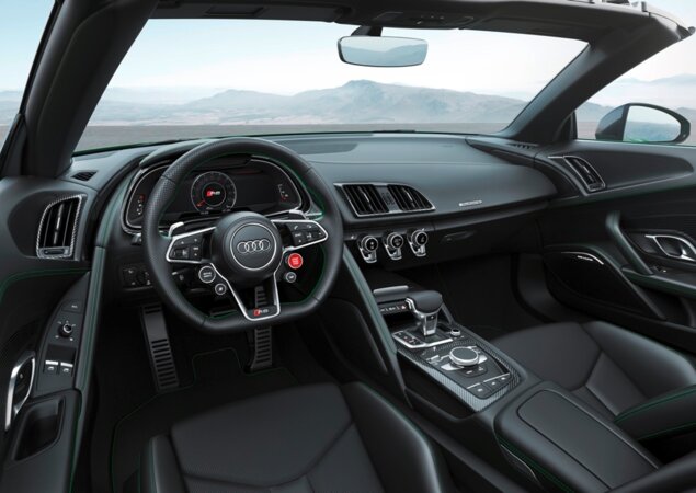 Interior remete aos carros de corrida