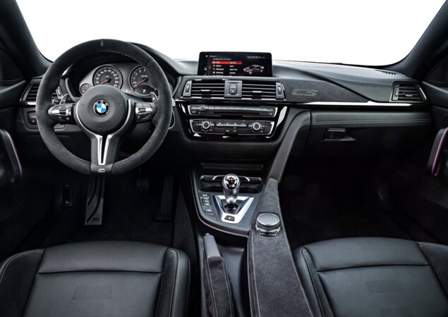 Interior traz revestimento de couro