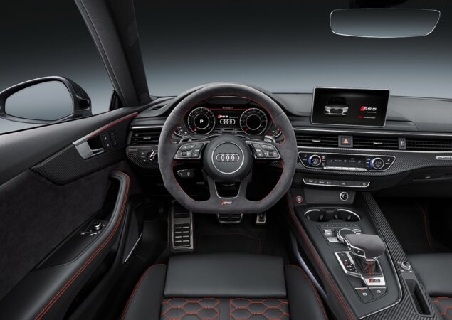 Detalhes em vermelho dominam a cabine que segue estilo esportivo do exterior