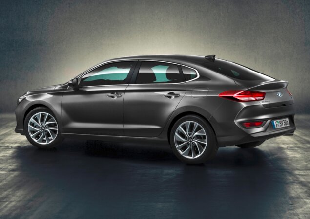 Traseira com terceiro volume curto remete ao Chevrolet Astra dos anos 1990