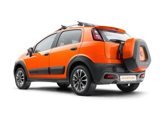 O Fiat Avventura segue a mesma fórmula dos Adventure brasileiros, com direito a estepe na tampa do porta-malas