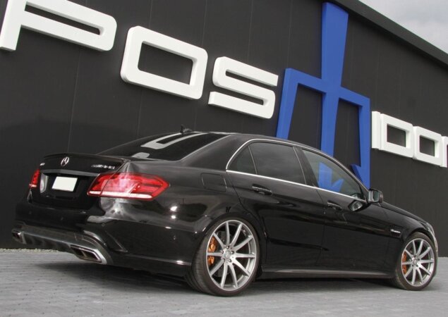 O visual pouco mudou, parecendo um E63 AMG S comum