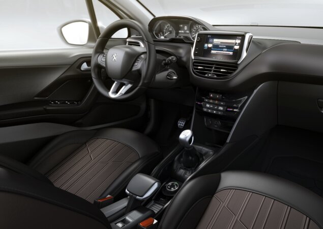 Peugeot 2008 tem posição de dirigir baixa e volante pequeno