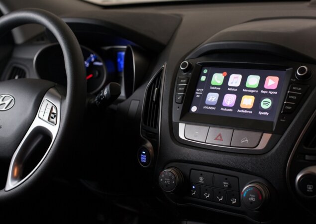 Ele permite conexão com Android Auto e Apple CarPlay
