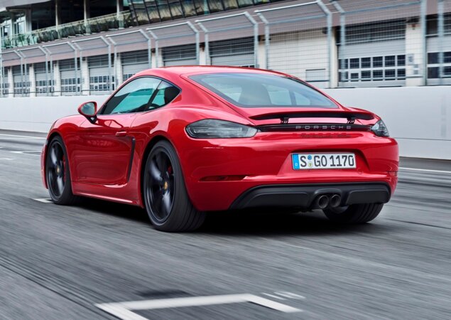 Motor é um 2.5 boxer turbo com 365 cv para ambos