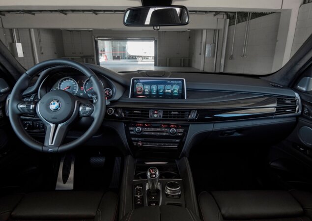 Interior traz volante esportivo e bancos concha
