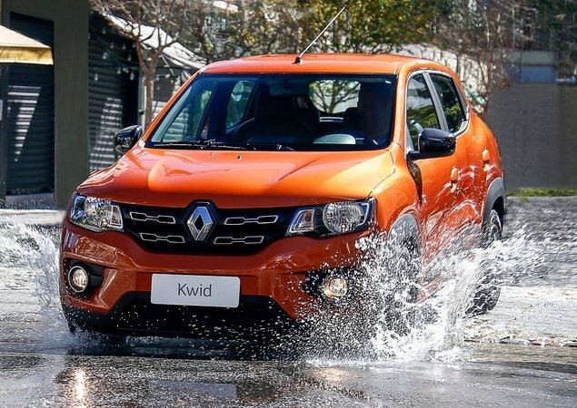 5. Renault Kwid 1.0. Consumo: 10,3 km/l na cidade e 10,8 km/l na estrada (etanol) / 14,9 km/l na cidade e 15,6 km/l na estrada (gasolina)