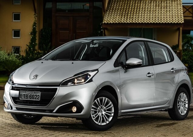 4. Peugeot 208 1.2 PureTech. Consumo: 10,4 km/l na cidade e 11 km/l na estrada (etanol) / 14,8 km/l na cidade e 15,8 km/l na estrada (gasolina)