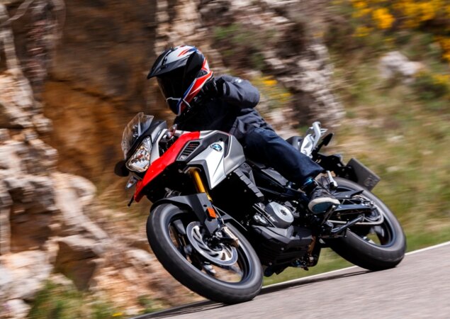 Vendida em versão única, a moto traz freios com ABS de série