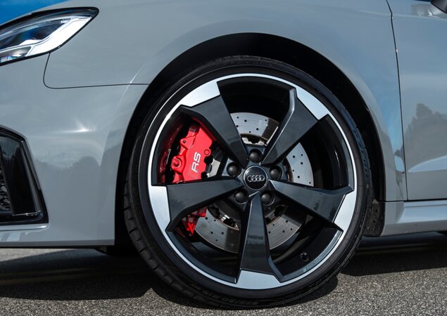 Rodas de 19 polegadas são de série, mas com design exclusivo para o hatch