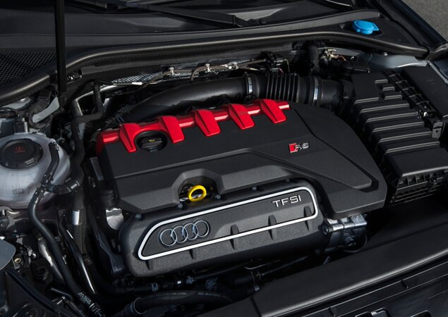 Motor em ambos é um 2.5 de cinco cilindros com 400 cv de potência