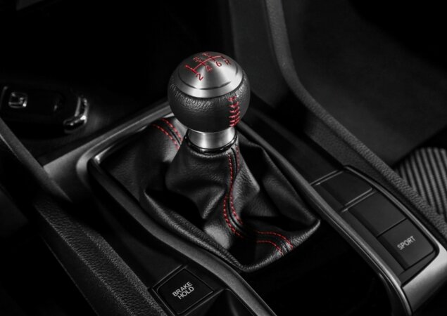 Câmbio manual merece respeito em um mar de esportivos automáticos
