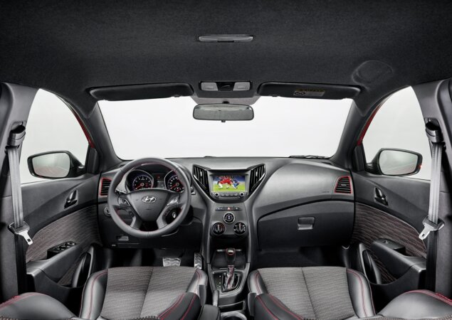 Interior tem detalhes em vermelho