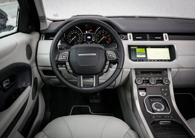 Interior traz couro nobre