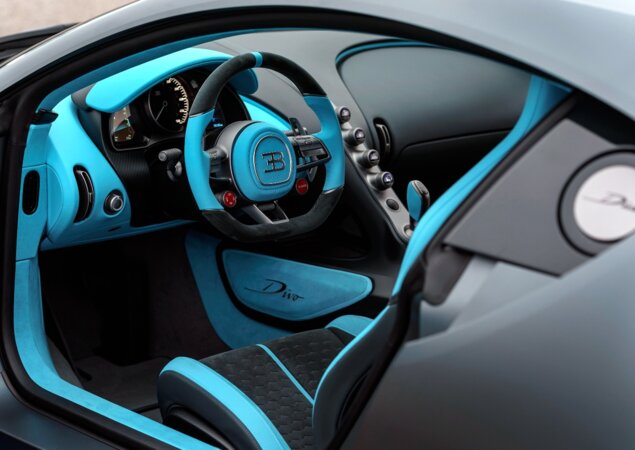 Console central em arco é marca da Bugatti