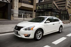 Nissan Altima quer comprar briga com sedãs grandes