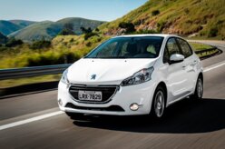 Peugeot 208 mantém preço e fica mais completo na linha 2016