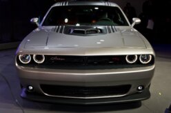 Dodge Challenger chega ao Brasil por R$ 400 mil