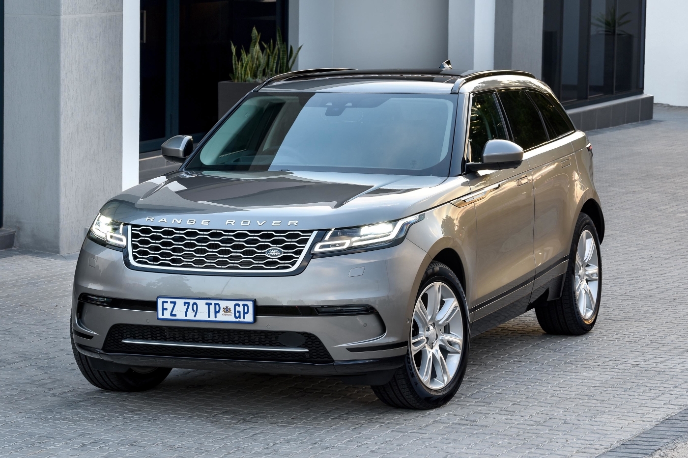 Land Rover Velar ganha novo motor e parte de R$ 376 mil
