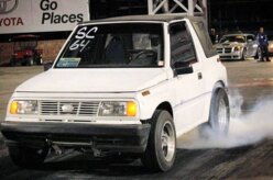  Suzuki Vitara com motor V8 que peita Bugatti está à venda