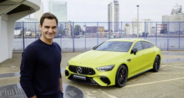 Mercedes überreicht Federer ein tennisballfarbenes Auto